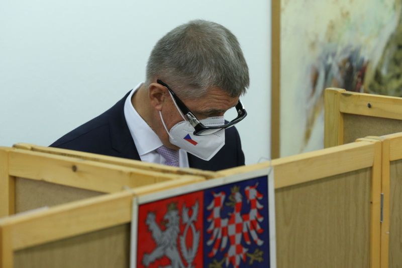 © Reuters. رئيس الوزراء التشيكي أندريه بابيش يدلي بصوته في الانتخابات البرلمانية في لوفوسيتسه بالتشيك يوم الجمعة. تصوير:رويترز.
