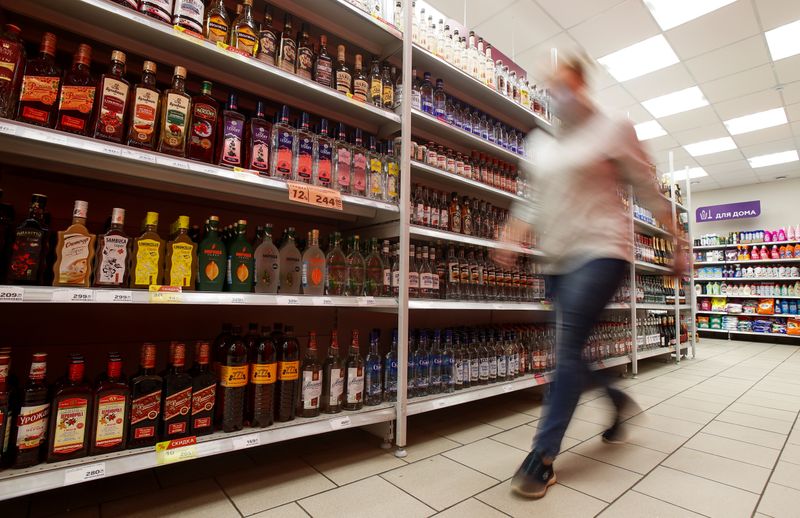 © Reuters. صورة من أرشيف رويترز لزجاجات مشروبات كحولية في متجر بموسكو.