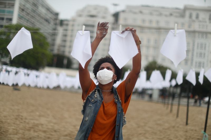 &copy; Reuters. Un membre de l'ONG Rio de Paz place des mouchoirs blancs en hommage aux 600 000 décès dus au COVID-19. Le Brésil est devenu vendredi le deuxième pays à dépasser la barre des 600.000 morts liés au COVID-19, alors que le gouvernement est très critiq