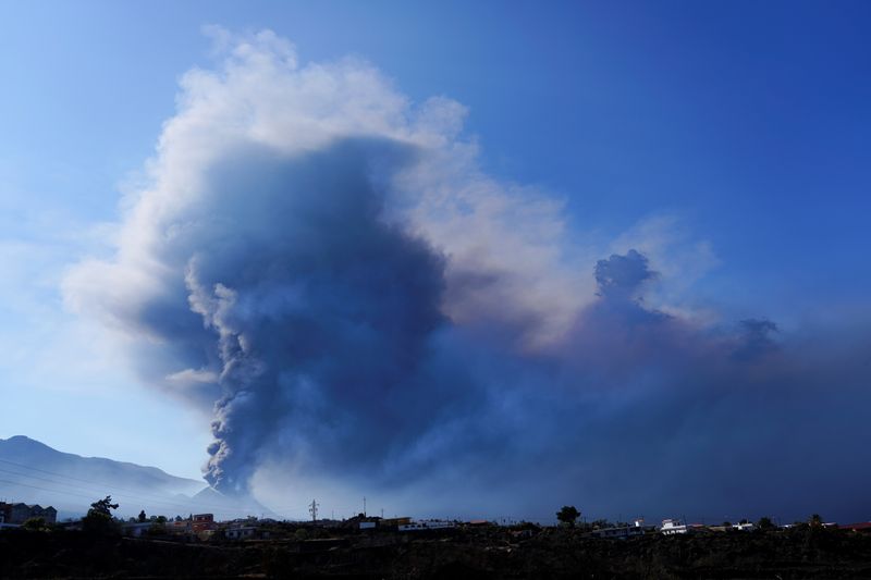 © Reuters. بركان كومبري فييخا يواصل قذف حممه في جزيرة لا بالما الإسبانية يوم السبت. تصوير:رويترز.