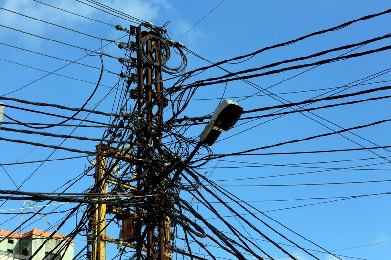 © Reuters. صورة من أرشيف رويترز لكابلات كهرباء في مدينة صور بلبنان.