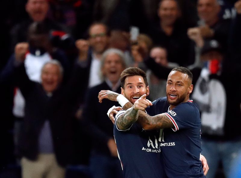 &copy; Reuters. Sep 28, 2021 
Foto de archivo del delantero de Paris St Germain Lionel Messi celebrando con Neymar tras marcar ante Manchester City por la Champions. 
REUTERS/Gonzalo Fuentes