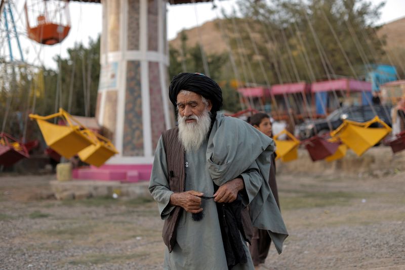 © Reuters. مقاتل من طالبان يسير في المتنزه الواقع بمنطقة خزان قرغة على مشارف كابول يوم الجمعة. تصوير: رويترز.