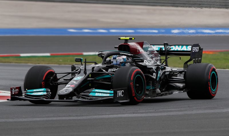 &copy; Reuters. Oct 9, 2021  
Foto del sábado del piloto de Mercedes Valtteri Bottas durante la clasificación para el Gran Premio de Turquía de la F1. 

REUTERS/Umit Bektas