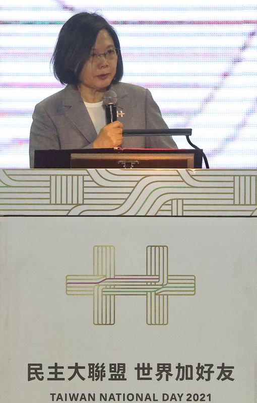 &copy; Reuters. رئيسة تايوان تساي إينج-وين تحضر احتفالا في قاعدة جوية في هسنتشو بتايوان عشية اليوم الوطني للجزيرة يوم السبت. تصوير: آن وانج - رويترز.