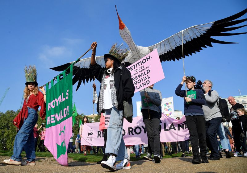 &copy; Reuters. Environmental campaigners part in a march and delivery of a petition to the Buckingham Palace, demanding that the British royal family rewild their land, ahead of the COP26 climate summit due to take place in November, in London, Britain, October 9, 2021.