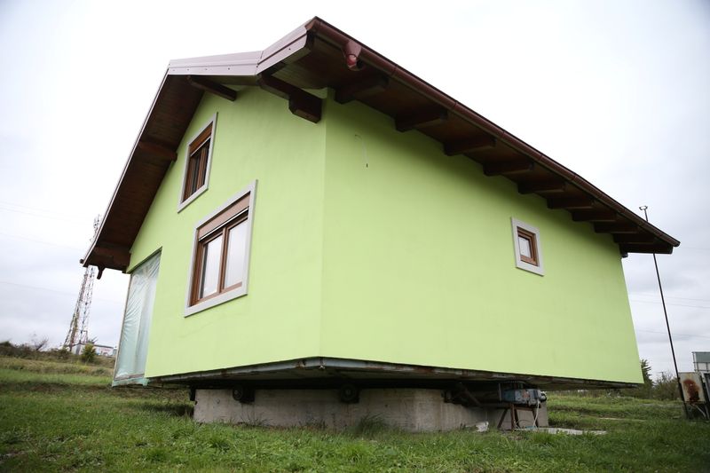 &copy; Reuters. صورة ألتقطت للبيت الدوار الذي بناه البوسني فوجين كوسيتش في بلدة سرباتس بشمال البوسنة يوم السبت. تصوير: دادو روفيتش - رويترز.