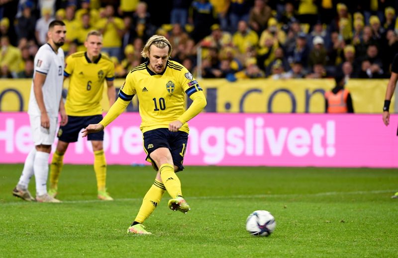 &copy; Reuters. إميل فورزبيرج يسجل الهدف الأول لمنتخب السويد في مرمى كوسوفو في تصفيات كأس العالم لكرة القدم يوم السبت.
(صورة لرويترز من وكالة تي تي للأنباء و