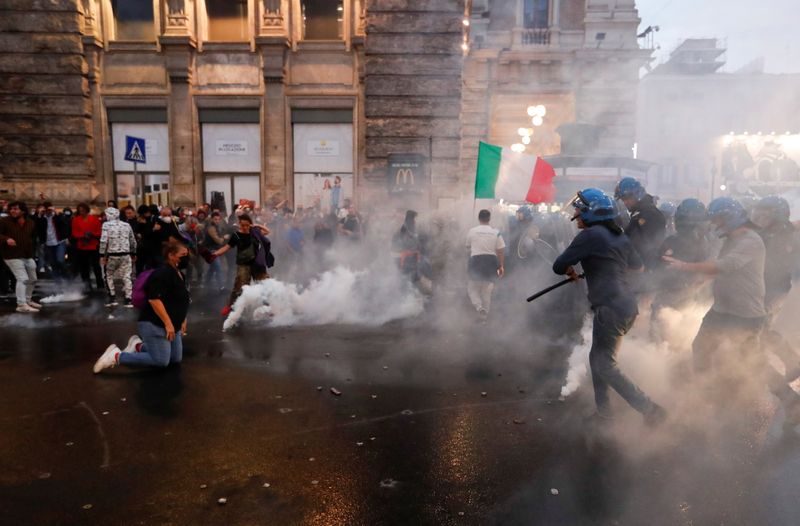 &copy; Reuters. Demonstrators clash with police officers during a protest against the government's introduction of the "Green Pass" near Chigi Palace in Rome, Italy, October 9, 2021. REUTERS/Remo Casilli