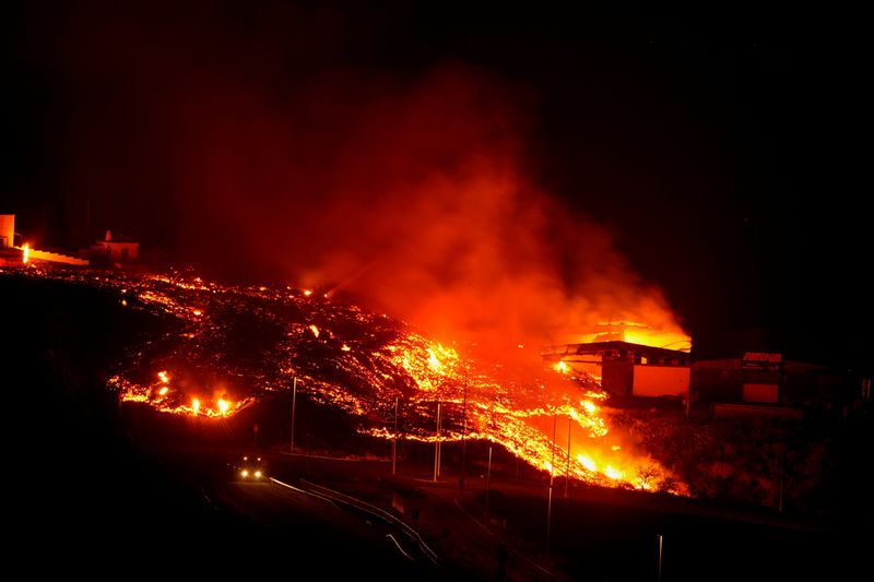 &copy; Reuters. La lava quema edificios tras la erupción del volcán Cumbre Vieja, en Tacande, España, 9 octubre 2021.
REUTERS/Juan Medina