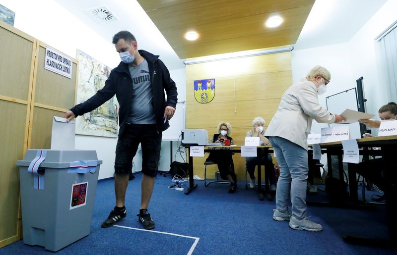 &copy; Reuters. FILE PHOTO: People cast their ballots during the parliamentary elections in Lovosice, Czech Republic, October 8, 2021. REUTERS/Bernadett Szabo