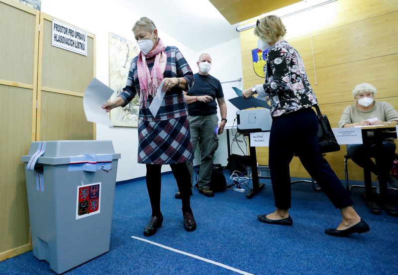 &copy; Reuters. ناخبة تدلي بصوتها في الانتخابات البرلمانية في لوفوسايتش بجمهورية التشيك يوم الجمعة. تصوير: برناديت سابو - رويترز.
