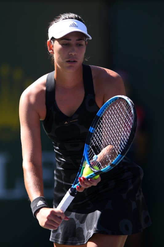 © Reuters. لاعبة التنس الإسبانية جاربين موجوروزا أثناء مباراتها أمام الأسترالية أيلا تومليانوفيتش في الدور الثاني لبطولة إنديان ويلز للتنس يوم السبت. صورة لرويترز من (يو.إس.إيه. توداي سبورتس).