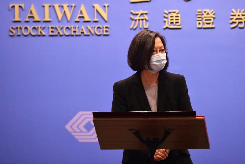 رئيسة تايوان تقول إن البلاد لن تجبَر على الخضوع للصين