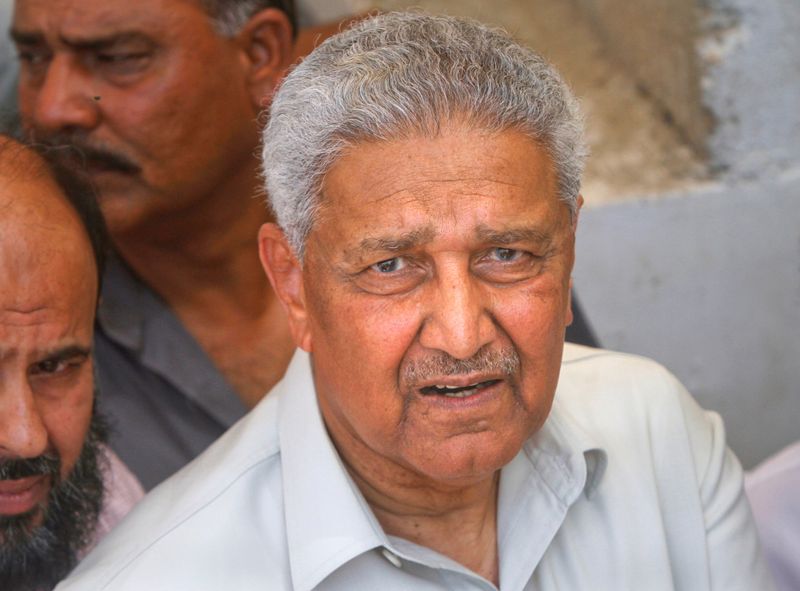 &copy; Reuters. FILE PHOTO: Pakistani nuclear scientist Abdul Qadeer Khan is photographed after a silent prayer over the grave of his brother Abdul Rauf Khan, during funeral services in Karachi May 8, 2011. REUTERS/Athar Hussain