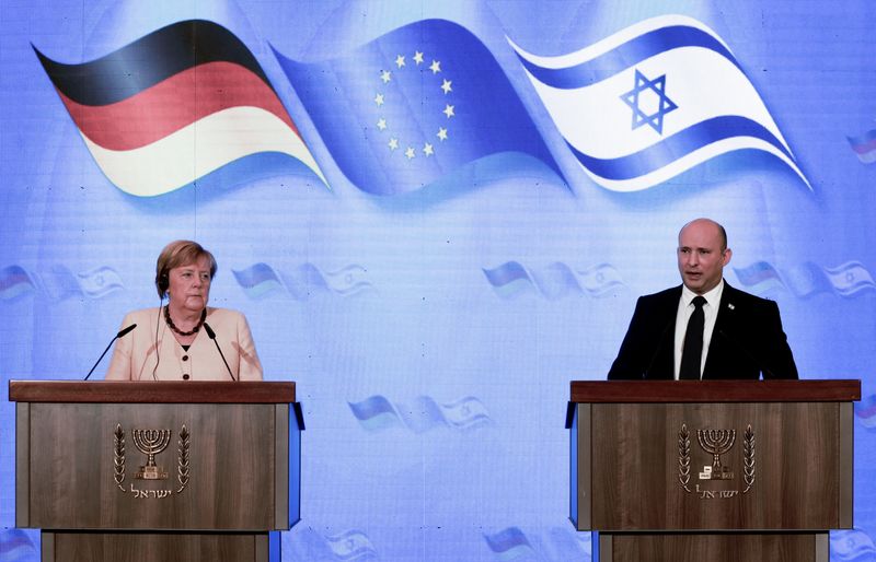 &copy; Reuters. German Chancellor Angela Merkel and Israeli Prime Minister Naftali Benett give a joint news conference in Jerusalem, October 10, 2021. Menahem Kahana/Pool via REUTERS