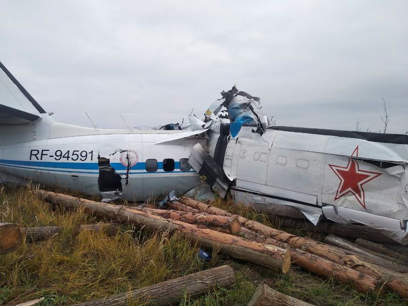 &copy; Reuters. Un avion L-410 s'est écrasé dimanche dans la région russe du Tatarstan tuant 16 personnes et en blessant sept autres, rapporte l'agence RIA, un bilan moins lourd que les 19 décès annoncés dans un premier temps par Interfax. /Photo prise le 10 octobr