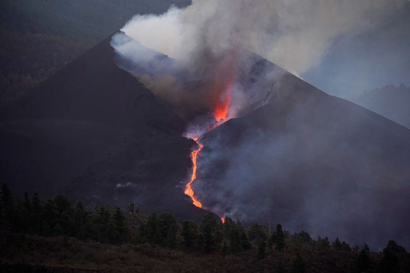 Lava blocks the size of buildings falling from La Palma volcano