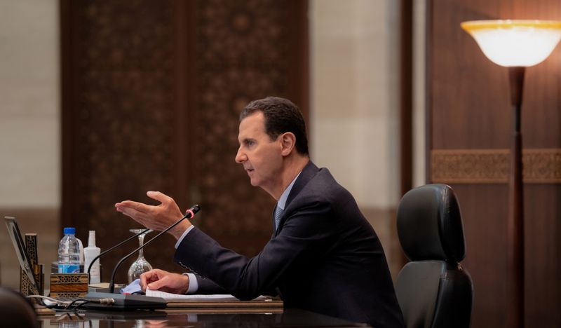 &copy; Reuters. الرئيس السوري بشار الأسد يتحدث في اجتماع مع الحكومة في دمشق في صورة نشرتها الوكالة العربية السورية للأنباء يوم 30 مارس آذار 2021.
