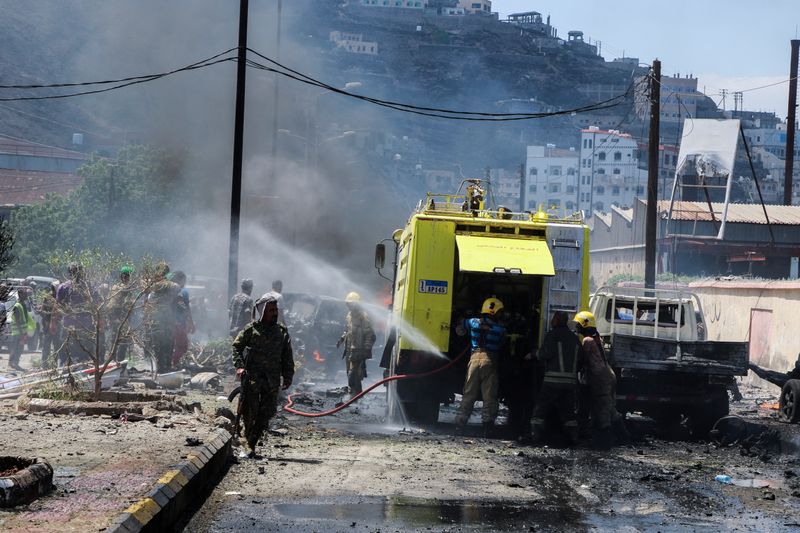 © Reuters. أفراد من الشرطة اليمنية ورجال إطفاء في موقع انفجار وقع في مدينة عدن يوم الأحد. تصوير: فواز سلمان - رويترز.