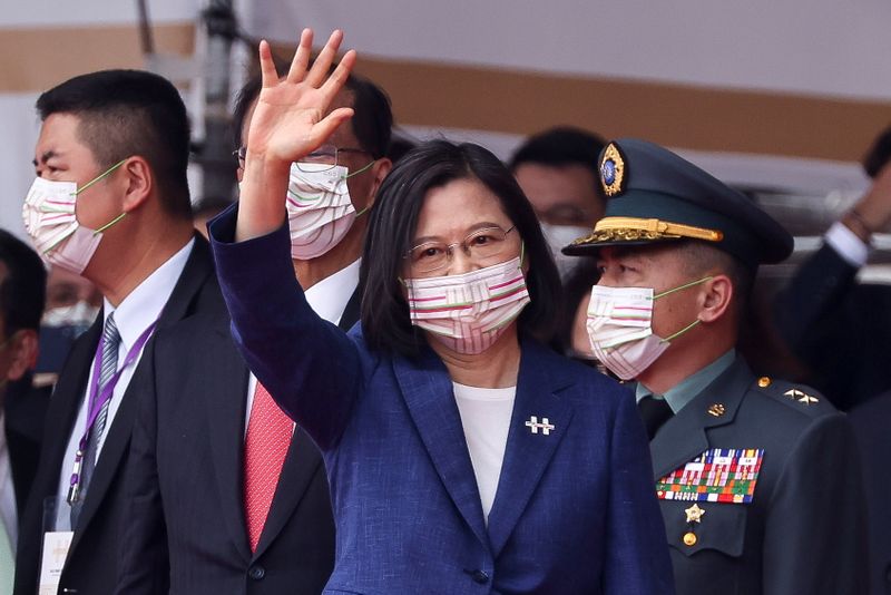 © Reuters. Taiwan's President Tsai Ing-wen waves during the national day celebration in Taipei, Taiwan, October 10,2021. REUTERS/ Ann Wang