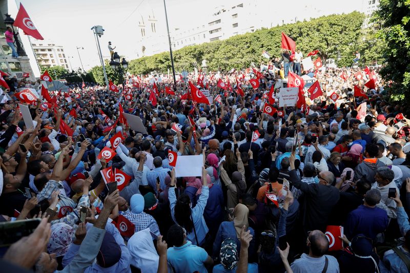 &copy; Reuters. Les manifestants portent des drapeaux et des banderoles lors d'une manifestation contre la saisie des pouvoirs gouvernementaux par le président tunisien Kaïs Saïed, à Tunis, Tunisie. Des milliers de Tunisiens ont exprimé dimanche leur mécontentement