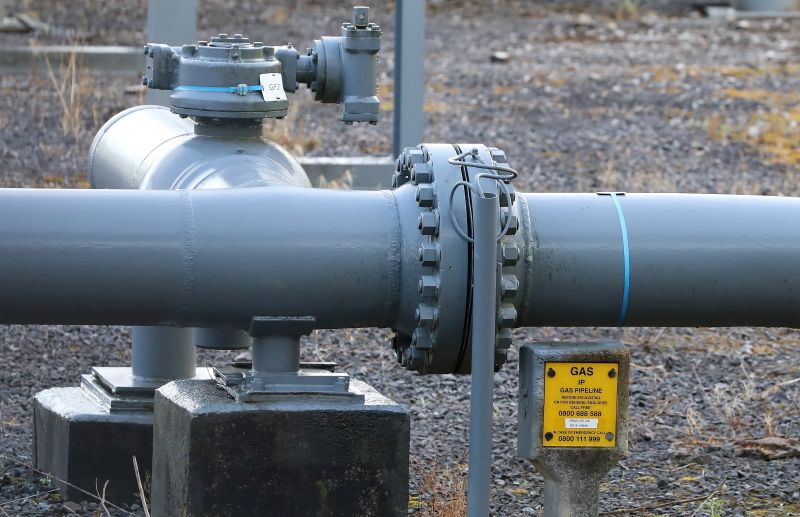 © Reuters. FILE PHOTO: Sections of gas pipeline are seen next to a disused gas holder in Manchester, Britain, September 23, 2021. REUTERS/Phil Noble/File Photo