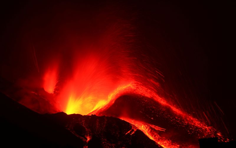 &copy; Reuters. استمرار ثوران بركان كومبري بييخا في جزيرة لا بالما بجزر الكناري الإسبانية يوم الأحد. تصوير: خوان ميدينا - رويترز. 
