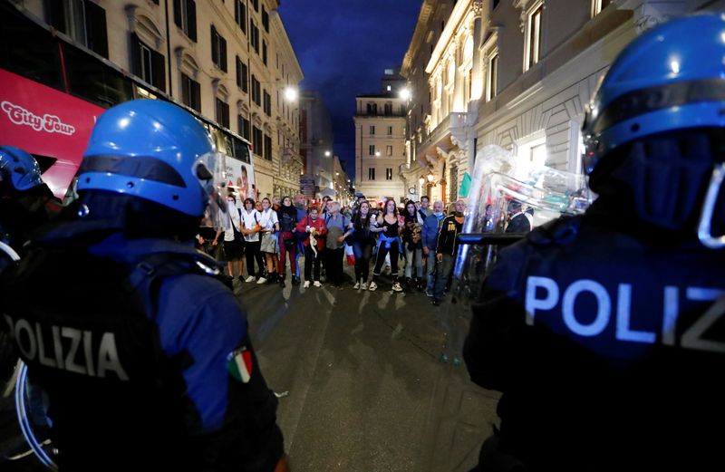 &copy; Reuters. Des manifestants affrontent des policiers lors d'une manifestation contre l'introduction du "Passeport vert" par le gouvernement, près du palais Chigi à Rome, en Italie. Douze personnes, dont plusieurs dirigeants du mouvement d'extrême droite Forza Nuo