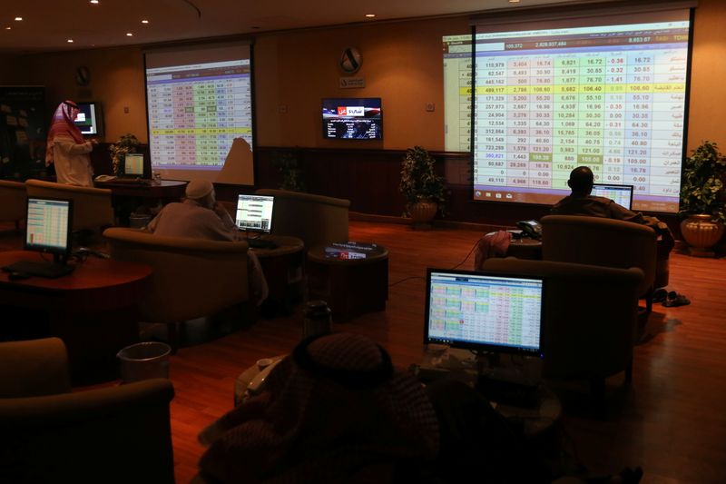 &copy; Reuters. مستثمرون يتابعون حركة البورصة في الرياض. صورة من أرشيف رويترز