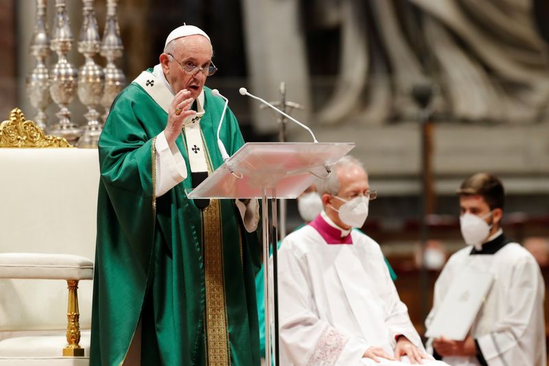 &copy; Reuters. Foto del domingo del Papa Francisco en la apertura del sínodo de obispos en el Vaticano. 
Oct 10, 2021. REUTERS/Remo Casilli