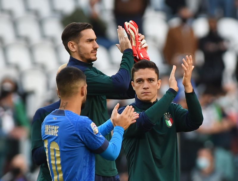 © Reuters. مجموعة من لاعبي ايطاليا يحيون الجماهير عقب مباراة بلجيكا لتحديد المركز الثالث في دوري الأمم الأوروبية لكرة القدم في تورينو يوم الأحد. تصوير:رويترز.
