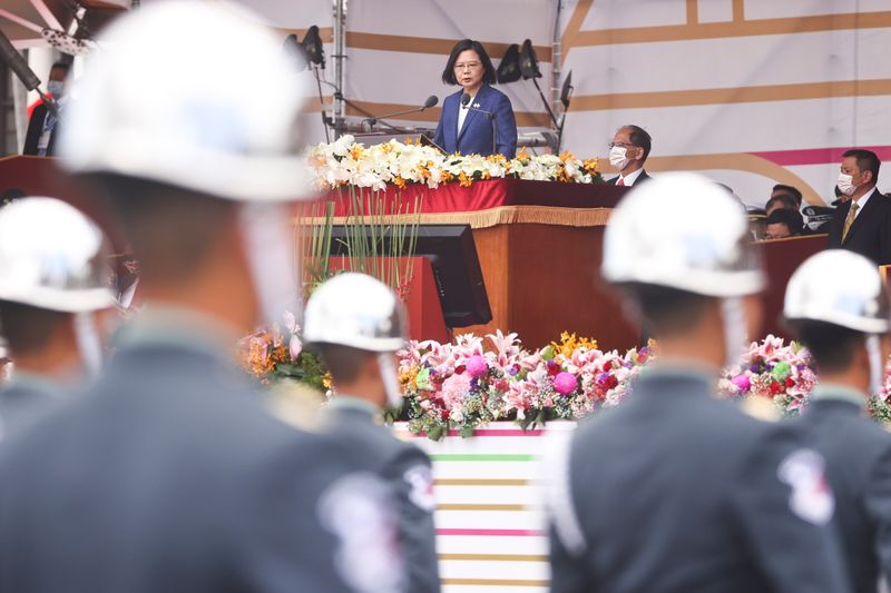 &copy; Reuters. Foto del domingo de la presidenta de Taiwan, Tsai Ing-wen, hablando en un discurso en el Dia Nacional de Taiwán. 
Oct 10,2021. REUTERS/ Ann Wang