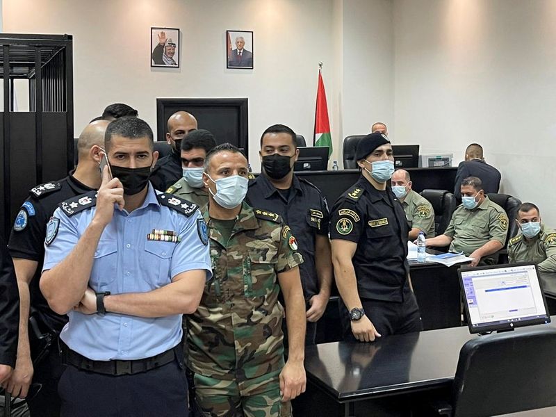&copy; Reuters. أفراد من الأمن الفلسطيني يقفون خلال محاكمة عدد من العسكريين في قضية مقتل الناشط نزار بنات في رام الله بالضفة الغربية يوم 14 سبتمبر أيلول 2021. ت