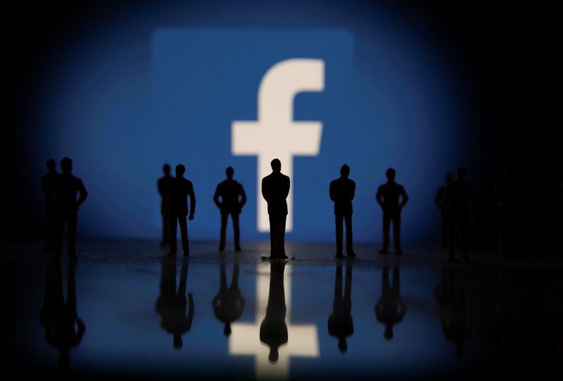 &copy; Reuters. Small toy figures are seen in front of displayed Facebook logo in this illustration taken October 4, 2021. REUTERS/Dado Ruvic/Illustration