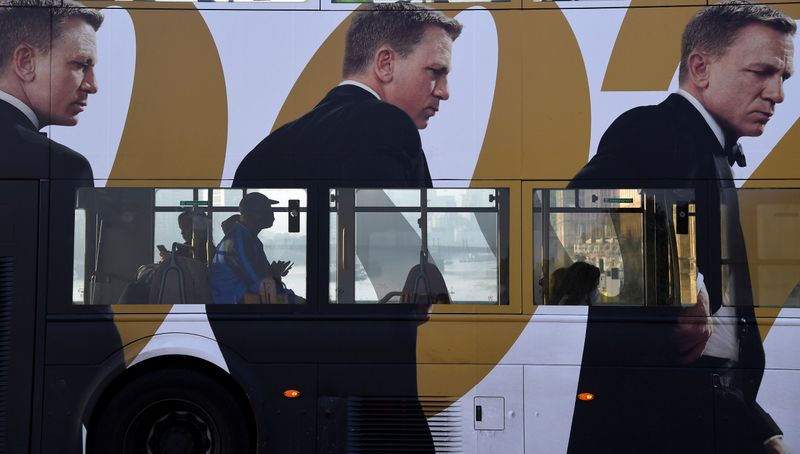 © Reuters. ركاب يستقلون حافلة عليها ملصق لإعلان فيلم الحركة الجديد (نو تايم تو داي) في لندن يوم السبت. تصوير: رويترز.