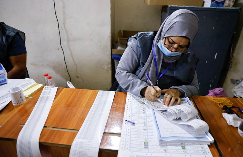 &copy; Reuters. Funcionaria trabaja en un colegio electoral durante las elecciones parlamentarias, en Bagdad, Irak, 10 octubre 2021.
REUTERS/Thaier al-Sudani