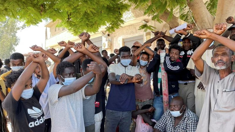 © Reuters. مهاجرون خلال احتجاجات خارج مركز تابع للأمم المتحدة في طرابلس يوم الأحد. تصوير: أحمد العمامي-رويترز.