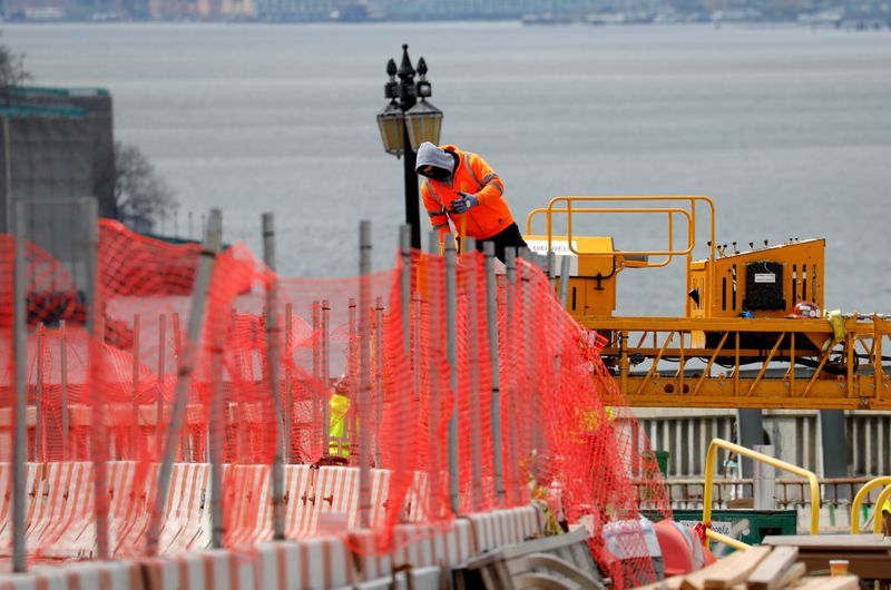 &copy; Reuters. FILE PHOTO: A construction worker climbs above a line of fencing at the site of a large public infrastructure reconstruction project of an elevated roadway and bridges in upper Manhattan in New York City, New York, U.S., April 22, 2021. REUTERS/Mike Segar