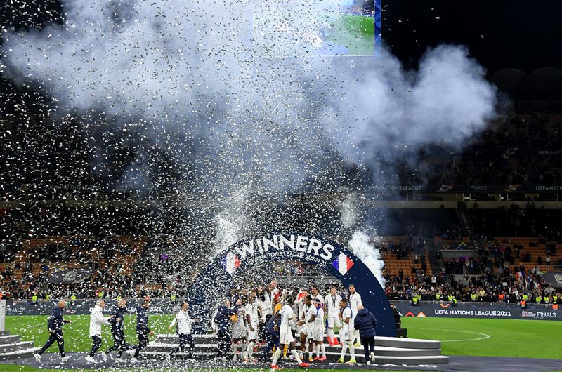 &copy; Reuters. مشهد عام للاعبي فرنسا وهم يحتفلون بالفوز بلقب دوري الأمم الأوروبية لكرة القدم في سان سيرو بميلانو يوم الأحد. تصوير: رويترز.