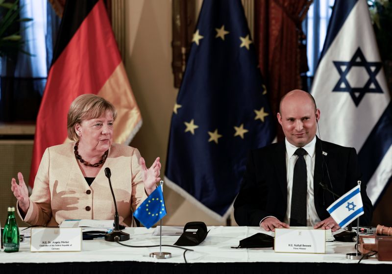 &copy; Reuters. La canciller alemana, Angela Merkel, asiste a una reunión del gabinete con el primer ministro israelí, Naftali Benett, en Jerusalén, 10 octubre 2021.
Menahem Kahana/Pool vía REUTERS