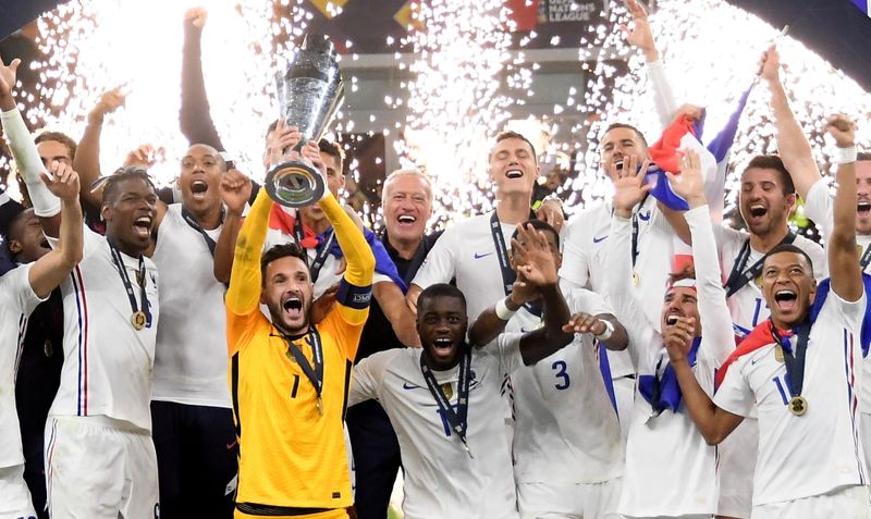© Reuters. لاعبو  فرنسا يحتفلون بالفوز بلقب دوري الأمم الأوروبية لكرة القدم في سان سيرو بميلانو يوم الأحد. تصوير: رويترز.