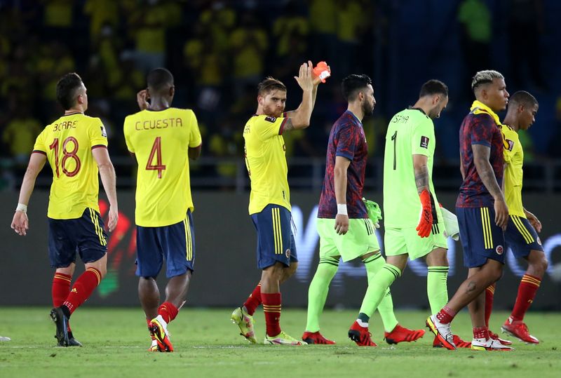 &copy; Reuters. لاعبو كولومبيا بعد مباراة فريقهم أمام البرازيل في بارانكيا  بكولومبيا يوم الأحد. تصوير: لويزا جونزاليز - رويترز