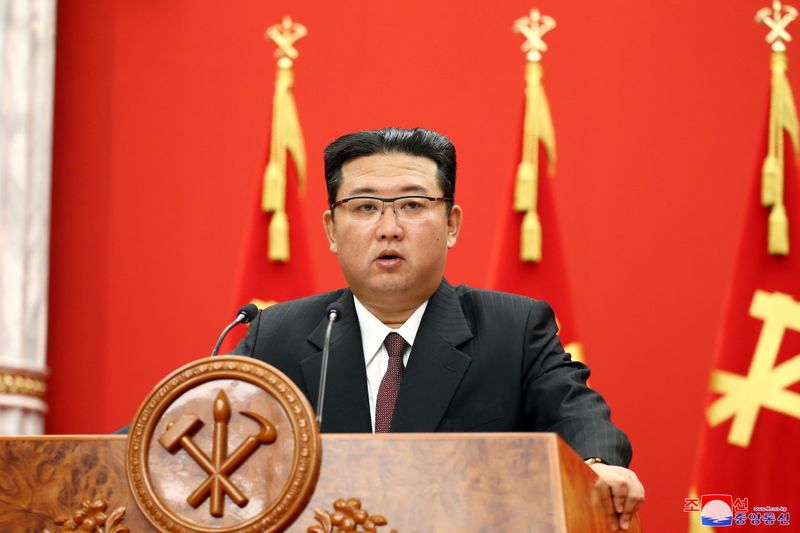 &copy; Reuters. الزعيم الكوري الشمالي كيم جونج أون يتحدث في احتفال بالذكرى السنوية السادسة والسبعين لتأسيس حزب العمال الكوري يوم الأحد في بيونج يانج في صور