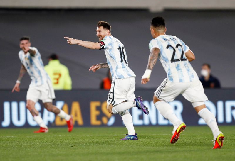 &copy; Reuters. Oct 10, 2021 
Foto del domingo del capitán de Argentina Lionel Messi celebrando tras marcar ante Uruguay. 
 REUTERS/Agustin Marcarian
