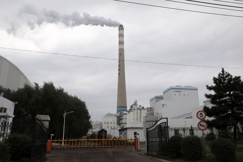 &copy; Reuters. 　中国政府は、石炭火力で発電した電力の価格について、基準価格から最大２０％の変動を認める。写真は遼寧省瀋陽の石炭火力発電所。９月撮影（２０２１年　ロイター/Tingshu Wang）