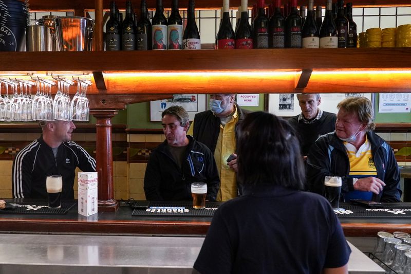 &copy; Reuters. Les cafés, restaurants et salles de sport de Sydney ont rouvert leurs portes lundi aux personnes entièrement vaccinées contre le COVID-19, après quasiment quatre mois de confinement dans la plus grande ville australienne, alors que le pays rouvre prog