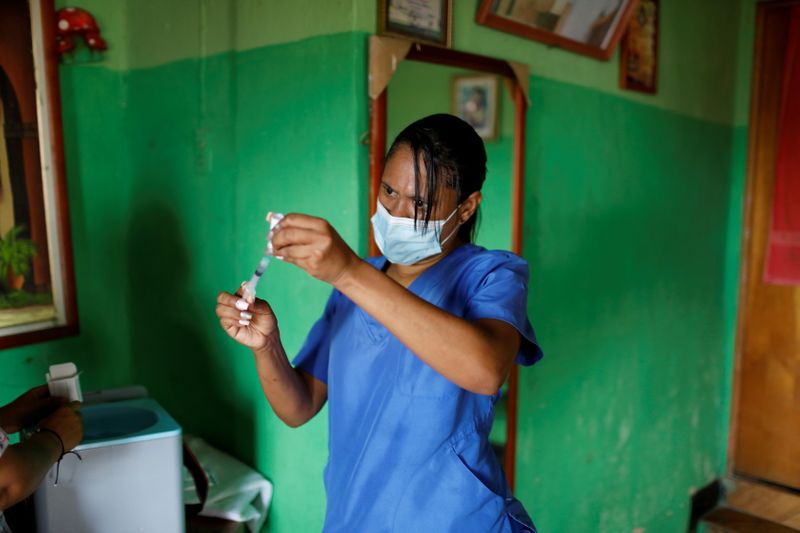 &copy; Reuters. FOTO DE ARCHIVO: Una enfermera prepara una dosis de la vacuna contra la COVID-19 en Caracas, Venezuela, el 18 de septiembre de 2021. REUTERS/Leonardo Fernandez Viloria