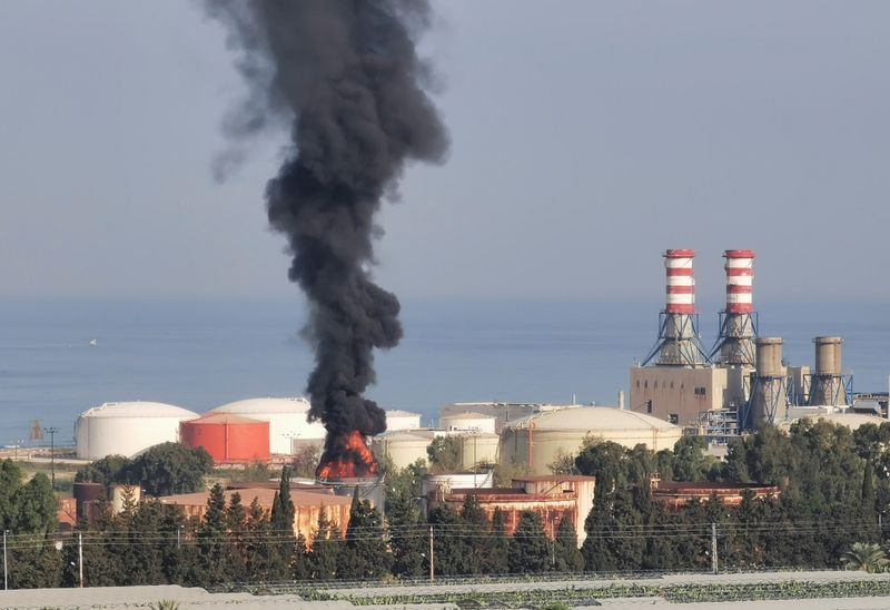 © Reuters. دخان يتصاعد من حريق في منشأة الزهراني بجنوب لبنان يوم الاثنين. رويترز