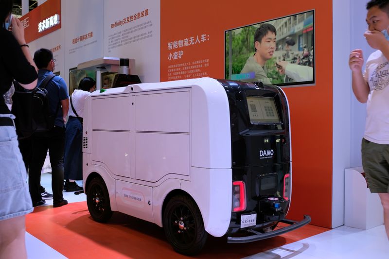 &copy; Reuters. FOTO DE ARCHIVO: Un vehículo de reparto de conducción autónoma en la Feria Mundial de Inteligencia Artificial de Shanghái, China, el 8 de julio de 2021. REUTERS/Yilei Sun